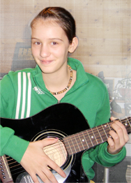Chiara, mit neuer, akkustischer Gitarre